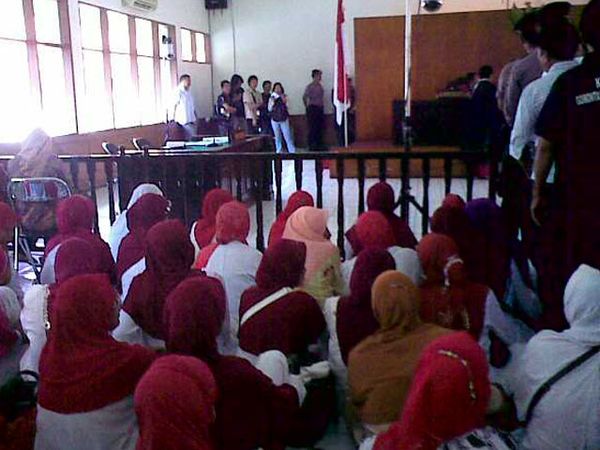 Ibu-ibu Ramaikan Sidang Mochtar Mohamad