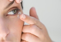 Lensa Kontak Ada yang Tak Perlu Dilepas Tiap Hari