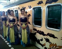 Menbudpar Luncurkan Kereta Bermotif Singa Barong & Langlang Jagad