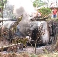 Truk Tangki di Langkat Jatuh ke Jurang & Terbakar