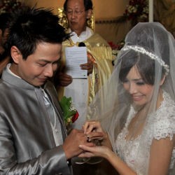 Resmi Menikah, Delon Nyanyikan Lagu Cinta untuk Yeslin