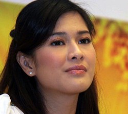 Flek Hitam Pernah Hiasi Wajah Cantik Dian Sastro