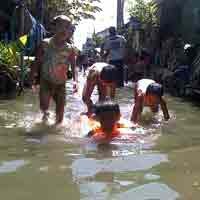 Kawasan Krembangan Disapa Banjir Rob