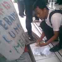 Mahasiswa Pasuruan Kumpulkan Uang untuk Tambahan Gaji Anggota Dewan