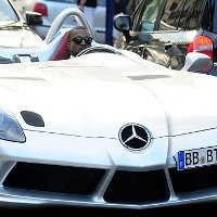 Kanye West Jalan-jalan Pakai Mobil Super Nan Langka