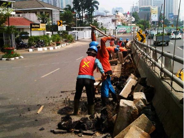 Aspal Jalan Rasuna Said Dibongkar