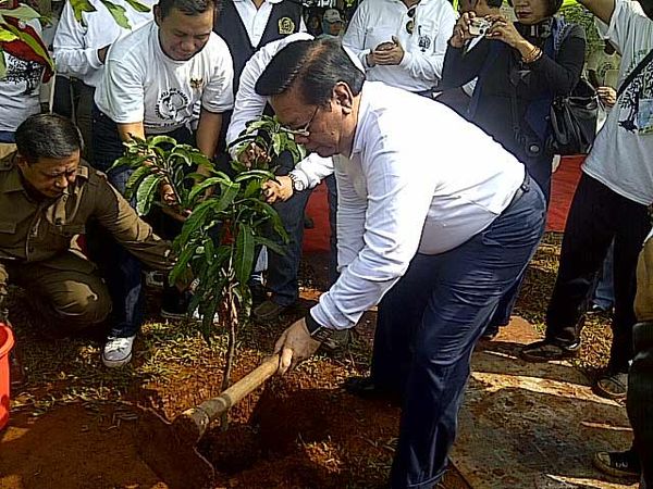 Tanam Pohon di Kelurahan Setu Jaktim