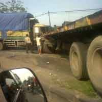 Trailer Cium Truk Gandeng, Lalin di Trosobo Macet