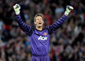 Van der Sar Akan Kapteni MU