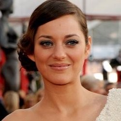 Marion Cotillard Lahirkan Bayi Laki-Laki