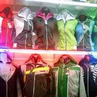 Bergaya Variasi Dengan Sweater Bertopi