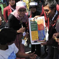 Mahasiswa UM Surabaya Ajari Bahasa Inggris Sopir Angkot