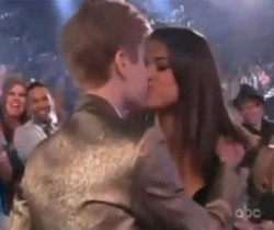 Terima Penghargaan, Justin Bieber Cium Selena Gomez