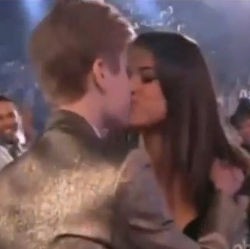 Justin Bieber Cium Selena Gomez di Billboard Music Awards