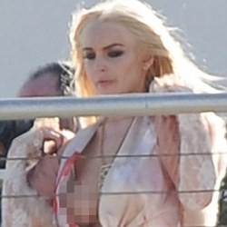 Payudara Lindsay Lohan Ngintip Saat Pemotretan