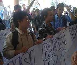 Demo Tolak Pengunduran KKN Mahasiswa IAIN Diwarnai Adu Dorong 