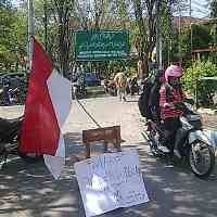 Gagal Bertemu Rektor, Mahasiswa IAIN Blokir Jalan Kampus