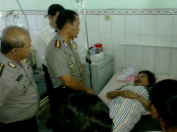 PRT Disiksa Keluarga Majikan Dijenguk Kapolrestabes PRT Disiksa Keluarga Majikan Dijenguk Kapolrestabes