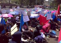 Buruh Micro Garment Demo di Gedung Sate