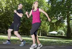 Lari Mundur Membakar Kalori Lebih Cepat?