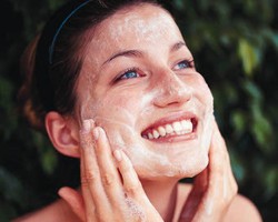 Cara Membersihkan Wajah yang Benar