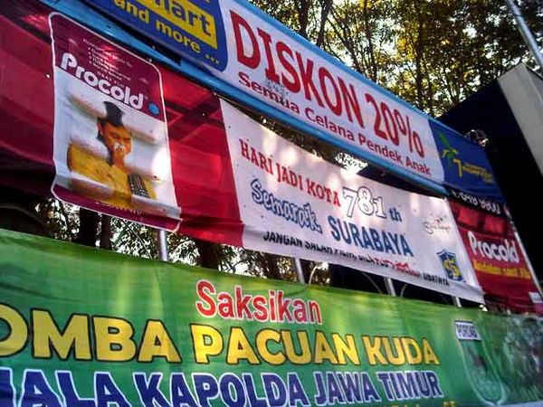Spanduk Procold Salah Tulis Usia Kota Surabaya