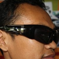 Kacamata Hitam yang Bisa Teleponan