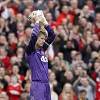 Van der Sar Ingin Angkat Trofi Lagi