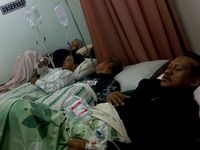 38 Guru dan Staf SMA 81 Keracunan