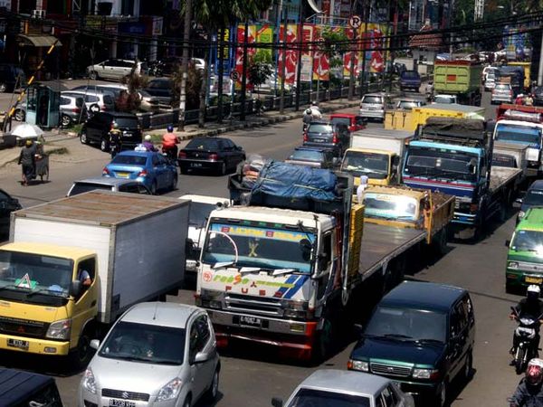 Sopir Truk Tolak Penutupan Jl. Raya Serpong