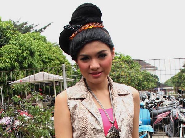 Rambut Unik Vicky Shu