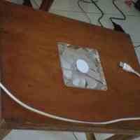 Berlama-lama di Depan Laptop dengan Meja Elapis