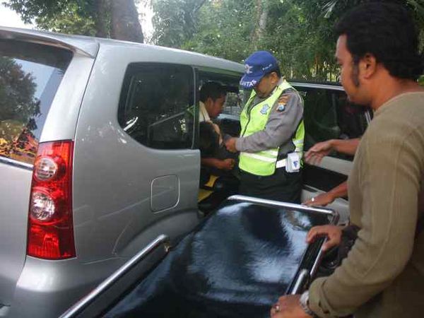 Avanza Tabrak Pagar, Satu Tewas