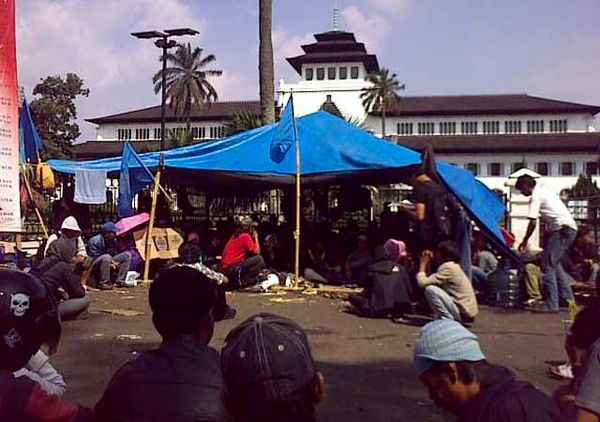 Buruh Micro Garment Kemping di Gedung Sate