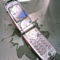 6 Langkah Menyelamatkan Ponsel yang Basah Kuyup