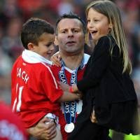 Kelompok Bertopeng Rusak Mobil di Luar Rumah Giggs