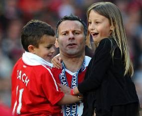 Kelompok Bertopeng Rusak Mobil di Luar Rumah Giggs