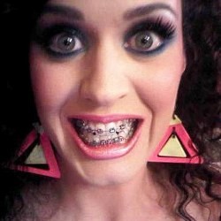 Katy Perry Kembali ke Masa Lalu di Last Friday Night