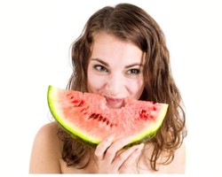 Segarkan Kulit Wajah dengan Masker Semangka 