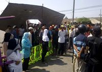 Korban Lumpur Dirikan Tenda di Tengah Jalan