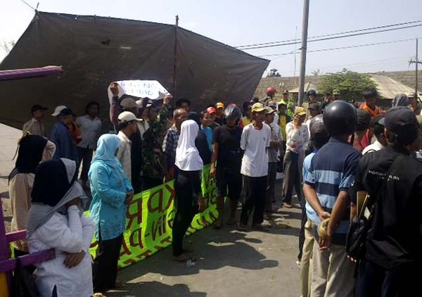Korban Lumpur Dirikan Tenda di Tengah Jalan