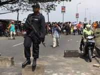 Gegana Ikut Amankan Demo di Porong