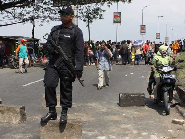 Gegana Ikut Amankan Demo di Porong