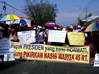 Korban Lumpur Blokir Jalan Raya Porong