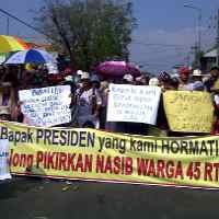 Warga Blokir di Empat Titik Jalan Raya Porong