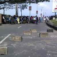 Blokade Jembatan Porong Dibuka, Aksi Blokir Korban Lumpur di Siring Berlanjut