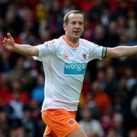 Ayo Berebut Charlie Adam