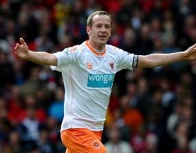 Ayo Berebut Charlie Adam