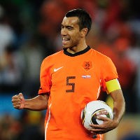Van Bronckhorst Dirikan Yayasan di Indonesia