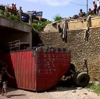 Dua Truk Tabrakan di Tol Semarang, Gandengan Terjun Bebas